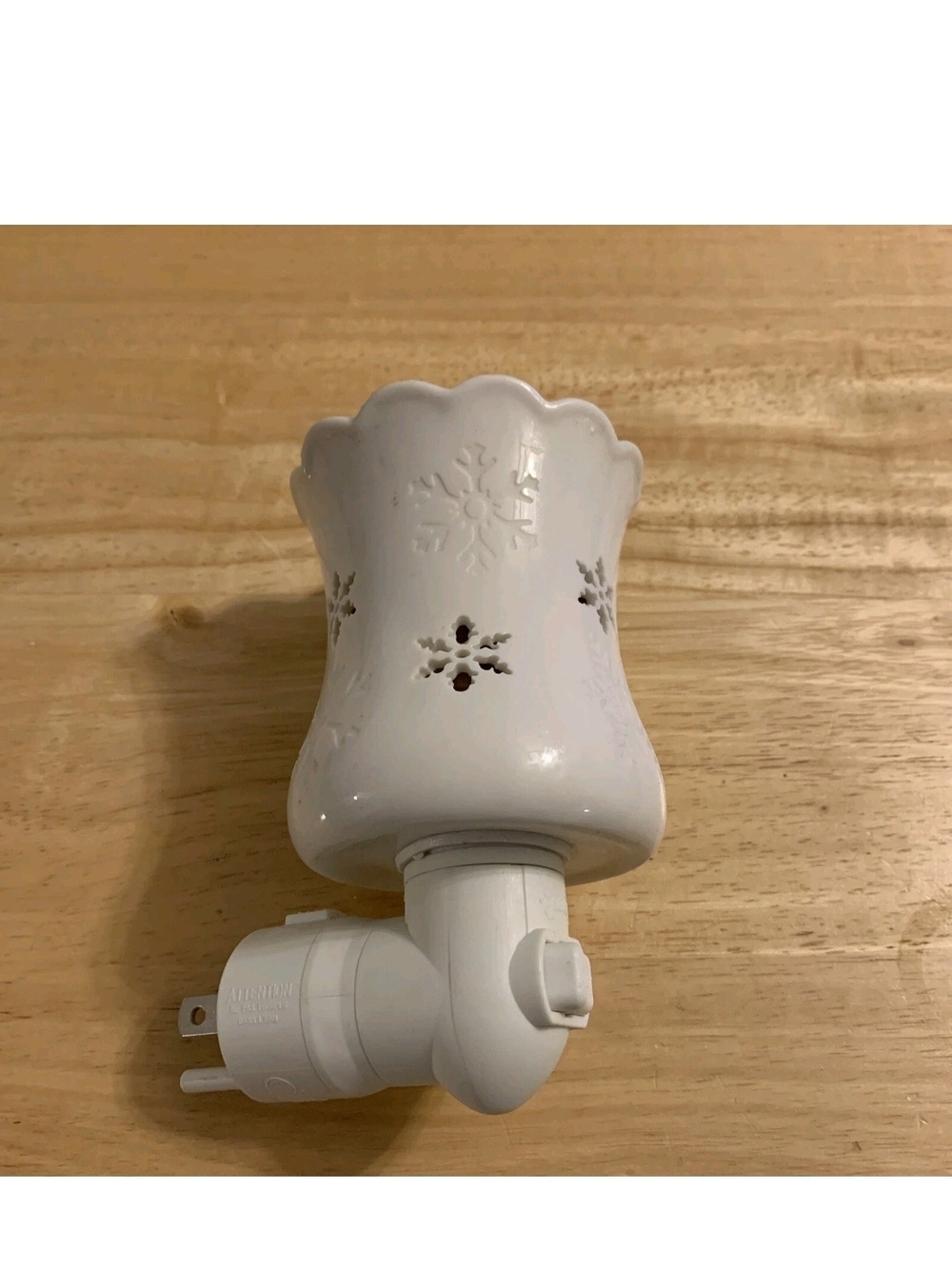 Scentsy White Snowflake Mini Plug In Wax Warmer Ceramic Night Light On/Off